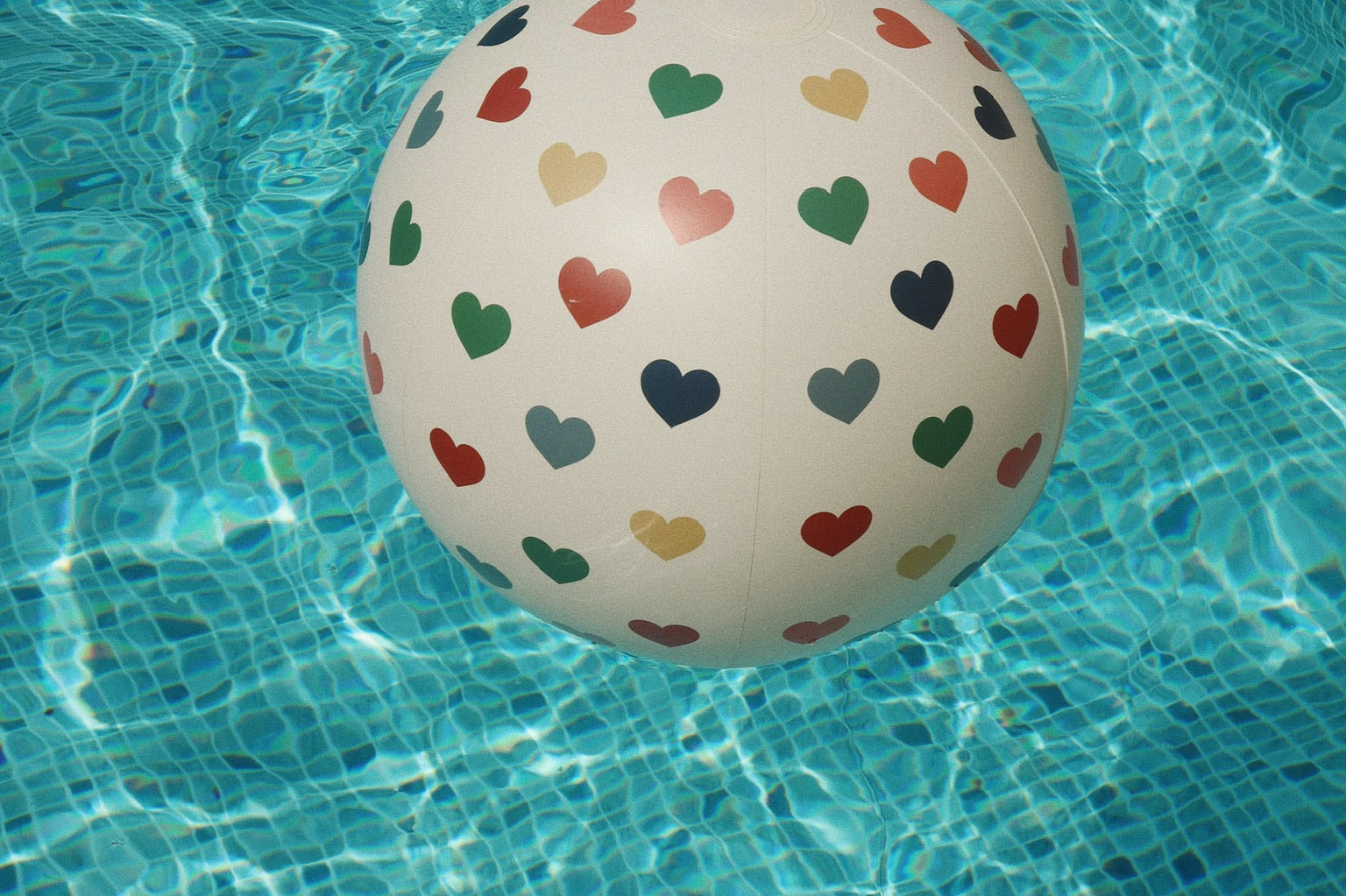 Konges Sløjd A/S Strandballen bon coeur coloré